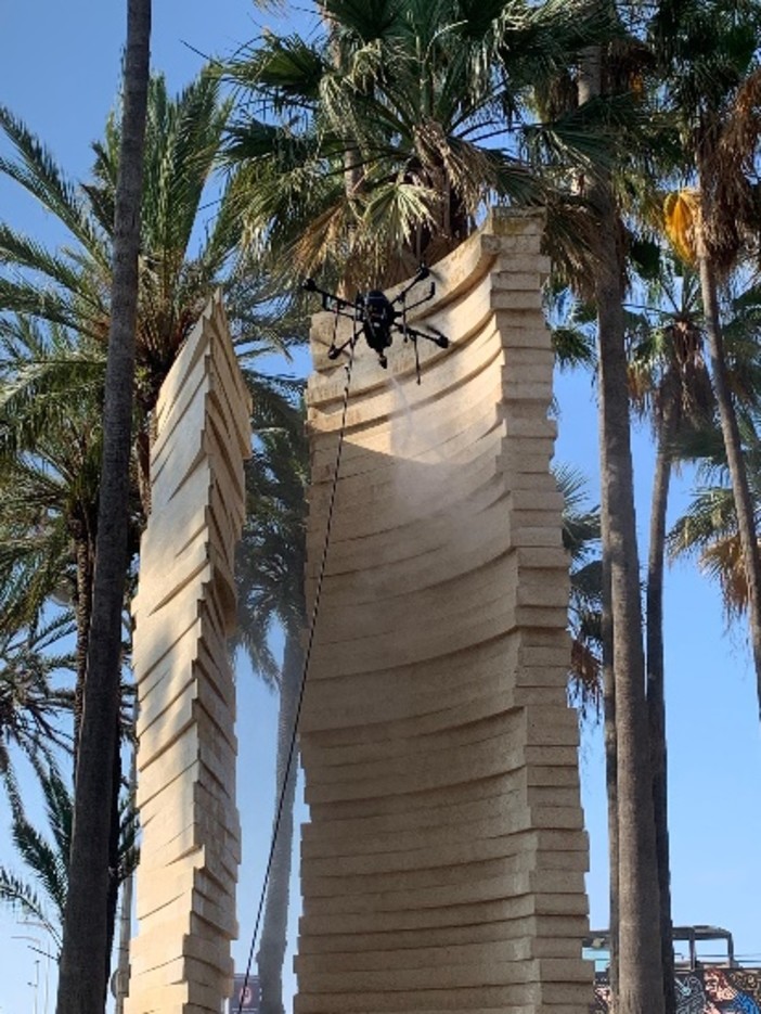 Cannes, l'intervento di pulizia sulla statua @mairie de Cannes