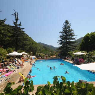 Isolabona, regalati una giornata di relax al Camping delle Rose con piscina e solarium immersi nella natura