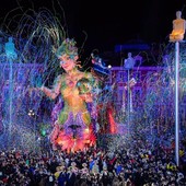 Carnevale di Nizza, edizione da record: 420mila presenze nel 2026. Nel 2027 sarà “Viva l’Amore”