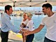 David Lisnard salutaun agente a un posto di soccorso ph Mairie de Cannes David Lisnard salutaun agente a un posto di soccorso ph Mairie de Cannes