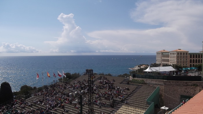 Uno scatto dalla prima domenica di questo torneo 2012: il sole, le tribune e sullo sfondo, la scuola di vela sul mare monegasco
