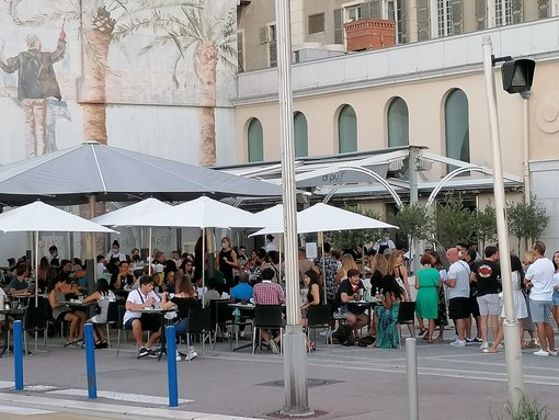 Dehors sul Quai des Etats Unis Dehors sul Quai des Etats Unis