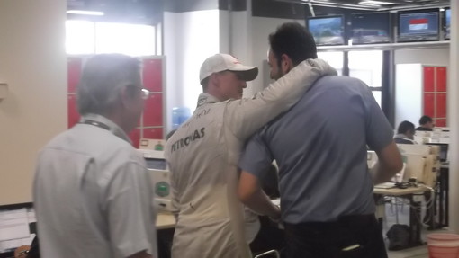 La gioia di Michael Schumacher con l'amico Matteo Bonciani La gioia di Michael Schumacher con l'amico Matteo Bonciani