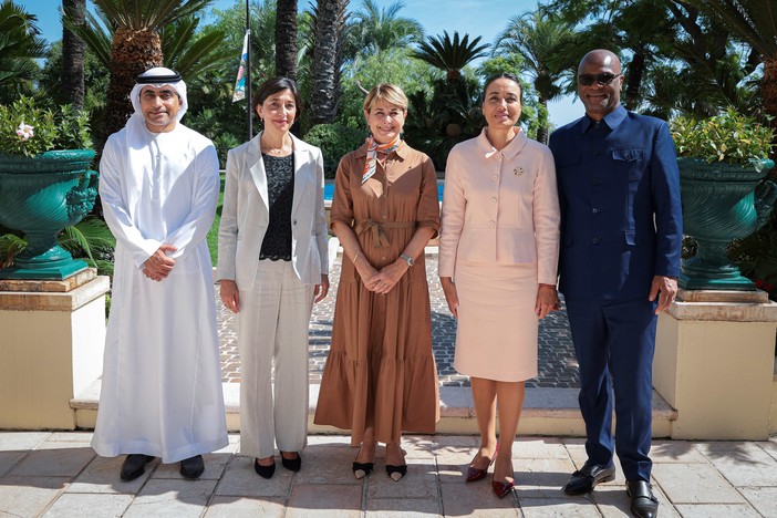 Da sinistra a destra: S.E. Fahad Saeed Mohamed Abdulla Al Raqbani (Emirati Arabi Uniti), S.E. Radka Balabanova-Ruleva (Bulgaria), Isabelle Berro Amadeï , Ministro delle Relazioni Estere e della Cooperazione del Principato, S.E. Ana Elena Pinto Lizano (Costa Rica) e S.E. Nkosinathi Emmanuel Mthethwa (Sudafrica).