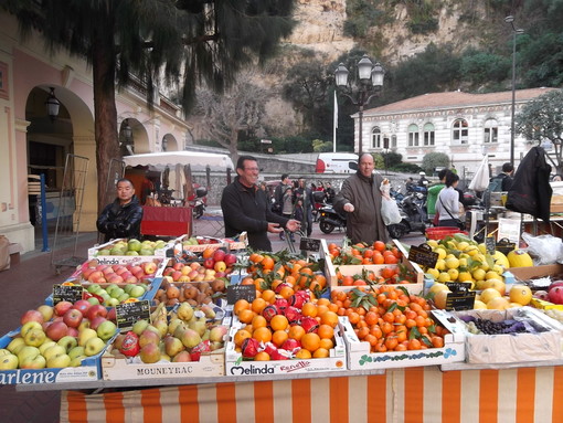 Un giretto sul mercato della Condamine di Montecarlo. Quanto guadagnano i venditori? Un giretto sul mercato della Condamine di Montecarlo. Quanto guadagnano i venditori?