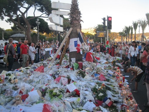 Tanta gente nelle ore successive all'attentato del 14 luglio 2016 a Nizza Tanta gente nelle ore successive all'attentato del 14 luglio 2016 a Nizza