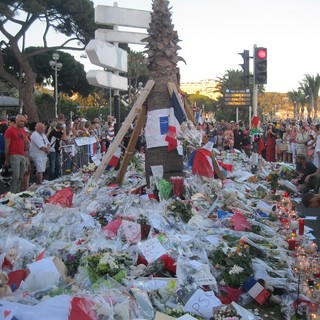 Tanta gente nelle ore successive all'attentato del 14 luglio 2016 a Nizza