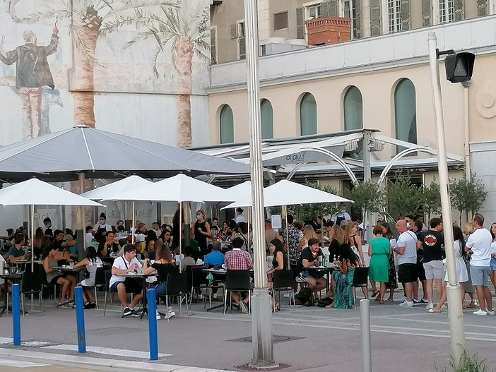 Dehors sul Quai des Etats Unis