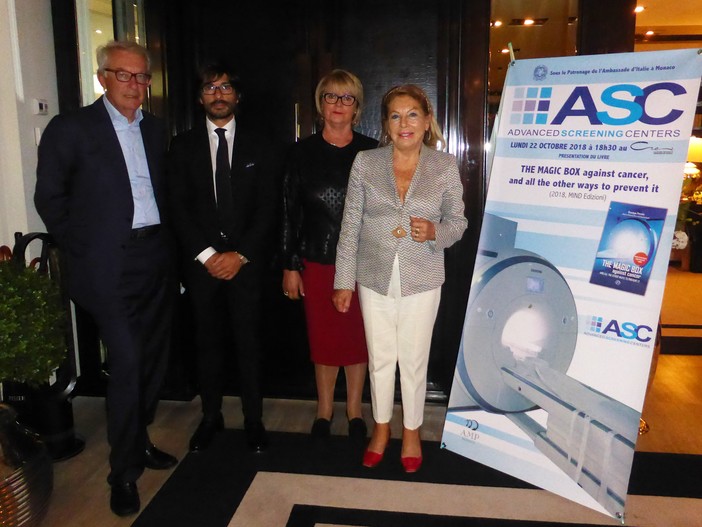 Da sinistra M Giuseppe Mazza, Prof. Giuseppe Petralia, Madame Piera Esposito, Madame Louisette Lvey-Soussan Azzoaglio, présidente du Club des Résidents Etrangers de Monaco acceuillant la manifestation