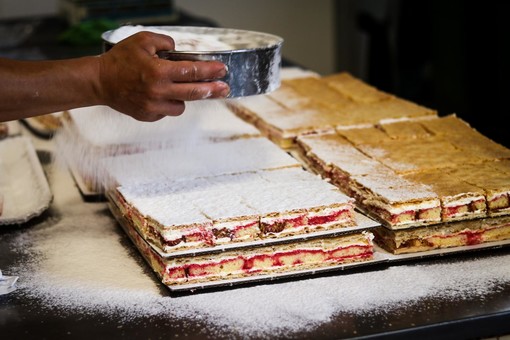 Baci neri e diplomatica, un tripudio di golosità fresche e genuine che puoi trovare dalla pasticceria Dolciaria B.B. di Arma di Taggia Baci neri e diplomatica, un tripudio di golosità fresche e genuine che puoi trovare dalla pasticceria Dolciaria B.B. di Arma di Taggia