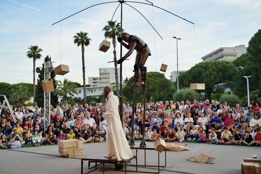 Antibes in festa: le Déantibulations celebrano 20 anni di spettacoli tra le strade