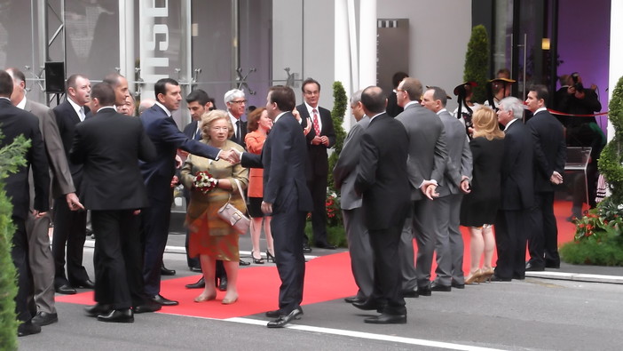 In questa fotografia, da sinistra, il Presidente del Parlamento Fraçois Robillon e il Ministro Valeri (ex presidente del Parlamento) si stringono la mano davanti al nuovo edificio In questa fotografia, da sinistra, il Presidente del Parlamento Fraçois Robillon e il Ministro Valeri (ex presidente del Parlamento) si stringono la mano davanti al nuovo edificio