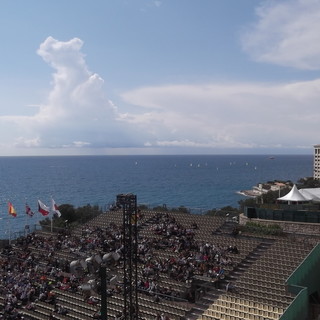 Uno scatto dalla prima domenica di questo torneo 2012: il sole, le tribune e sullo sfondo, la scuola di vela sul mare monegasco
