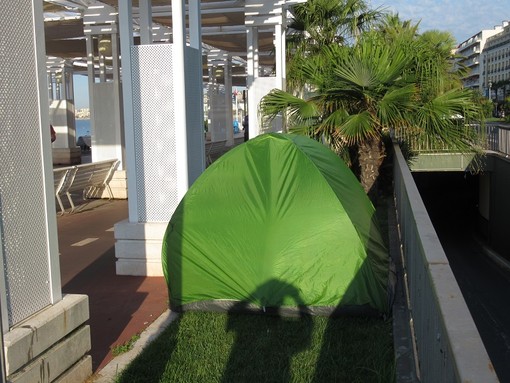 "Dormire sulla Promenade" di Angelo Bruno "Dormire sulla Promenade" di Angelo Bruno