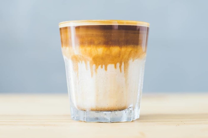 Tutti pazzi per il dirty coffee, l’ennesimo trend esploso su Tiktok Tutti pazzi per il dirty coffee, l’ennesimo trend esploso su Tiktok