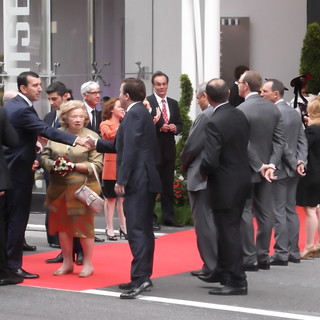In questa fotografia, da sinistra, il Presidente del Parlamento Fraçois Robillon e il Ministro Valeri (ex presidente del Parlamento) si stringono la mano davanti al nuovo edificio