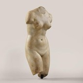 «Statue du type de la Vénus du Capitole» Italie 100 av. J.-C. - 600 apr. J.-C. Paris, Musée du Louvre, Département des Antiquités grecques, étrusques et romaines ©Ville de Cannes, Musée des explorations du monde, C. Germain