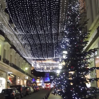 Questo è il "Golden Square" monegasco: da qui parte il giretto del fashion tra Akris, Dior, Louis Vuitton, Yves Saint Laurent, Gucci, Prada, Repossi, Hermes, Valentino, Celine, Cartier, Chanel...