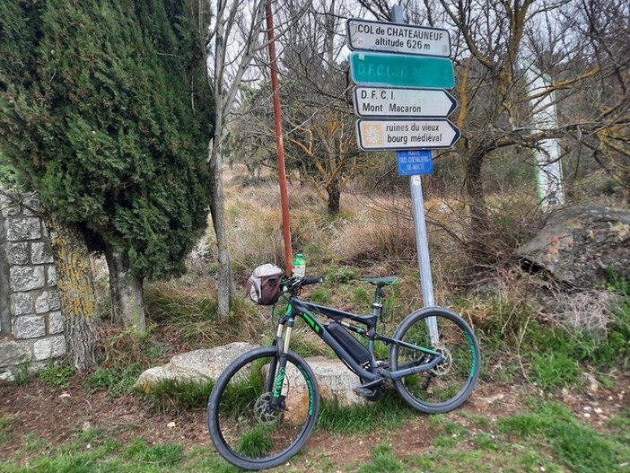 Dal Col de Châteauneuf a Coaraze, fotografie di Danilo Radaelli Dal Col de Châteauneuf a Coaraze, fotografie di Danilo Radaelli
