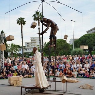 Antibes in festa: le Déantibulations celebrano 20 anni di spettacoli tra le strade