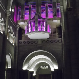 Un arcobaleno di note e di luci nella Cattedrale di Monaco. Questo è il nuovo organo, unico in Europa