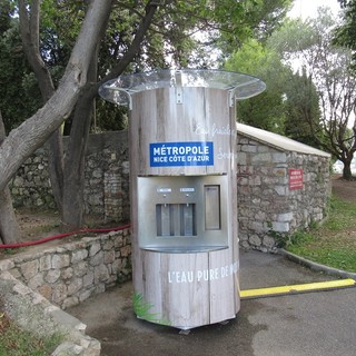Un nuovo distributore gratuito di acqua liscia o frizzante alla  Colline du Château