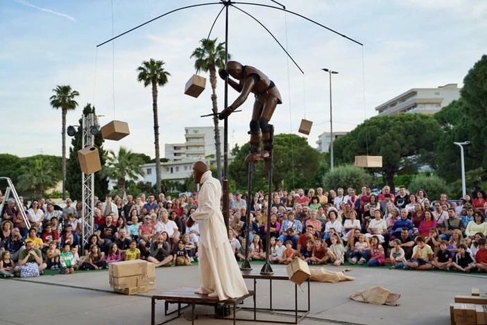 Antibes in festa: le Déantibulations celebrano 20 anni di spettacoli tra le strade Antibes in festa: le Déantibulations celebrano 20 anni di spettacoli tra le strade