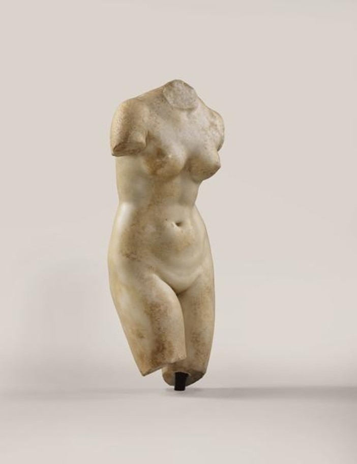 «Statue du type de la Vénus du Capitole» Italie 100 av. J.-C. - 600 apr. J.-C. Paris, Musée du Louvre, Département des Antiquités grecques, étrusques et romaines ©Ville de Cannes, Musée des explorations du monde, C. Germain