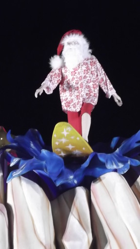 Babbo Natale hawaiano e surfista a Monte-Carlo Babbo Natale hawaiano e surfista a Monte-Carlo