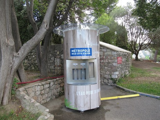 Un nuovo distributore gratuito di acqua liscia o frizzante alla  Colline du Château