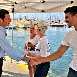 David Lisnard salutaun agente a un posto di soccorso ph Mairie de Cannes
