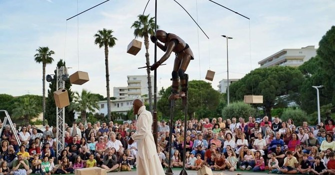 Antibes in festa: le Déantibulations celebrano 20 anni di spettacoli tra le strade