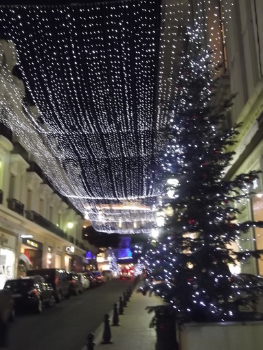 Questo è il "Golden Square" monegasco: da qui parte il giretto del fashion tra Akris, Dior, Louis Vuitton, Yves Saint Laurent, Gucci, Prada, Repossi, Hermes, Valentino, Celine, Cartier, Chanel...