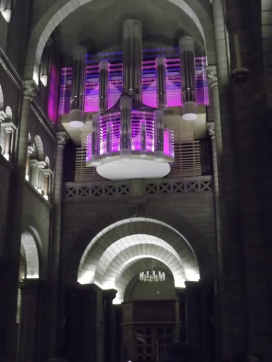 Un arcobaleno di note e di luci nella Cattedrale di Monaco. Questo è il nuovo organo, unico in Europa