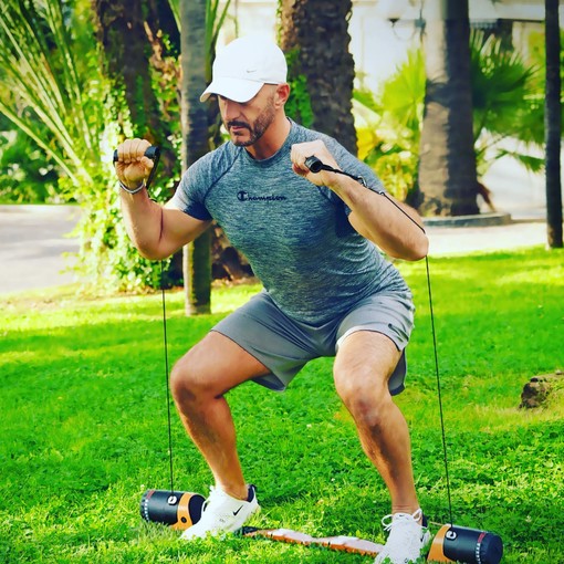 Per mantenersi in forma in vista delle feste natalizie, il personal trainer Davide Nevrkla presenta i suoi nuovi workout (Video) Per mantenersi in forma in vista delle feste natalizie, il personal trainer Davide Nevrkla presenta i suoi nuovi workout (Video)