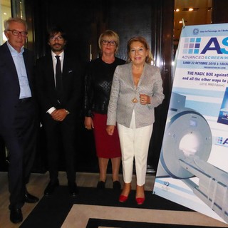 Da sinistra M Giuseppe Mazza, Prof. Giuseppe Petralia, Madame Piera Esposito, Madame Louisette Lvey-Soussan Azzoaglio, présidente du Club des Résidents Etrangers de Monaco acceuillant la manifestation