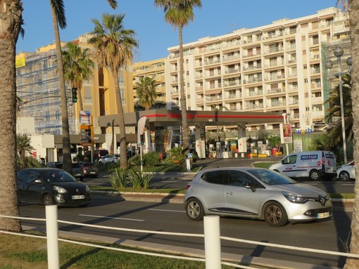 Distributore di carburante sulla Promenade des Anglais Distributore di carburante sulla Promenade des Anglais