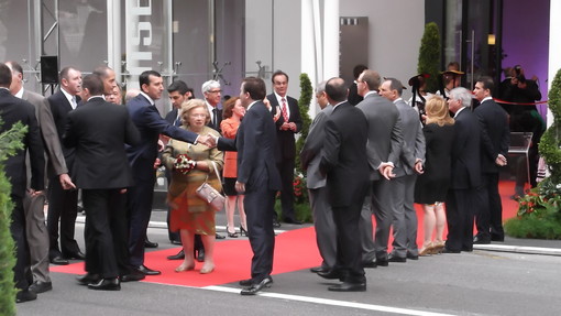 In questa fotografia, da sinistra, il Presidente del Parlamento Fraçois Robillon e il Ministro Valeri (ex presidente del Parlamento) si stringono la mano davanti al nuovo edificio