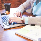 Studiare senza confini: quando il diploma online aiuta a dare continuità al percorso scolastico Studiare senza confini: quando il diploma online aiuta a dare continuità al percorso scolastico