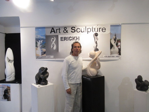 Espone a Nizza l'artista locale Erickh, sculture dalle linee morbide