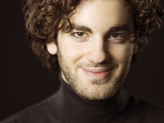 Emmanuel Tjeknavorian, direttore d’orchestra Emmanuel Tjeknavorian, direttore d’orchestra