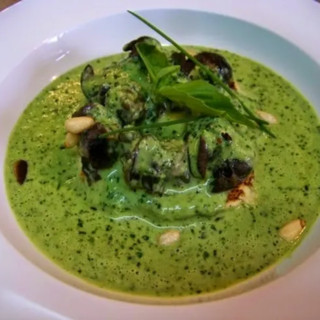 Escargots sur blinis de pommes de terre et pistou crémeux