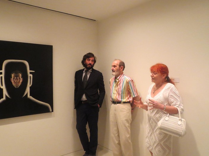 Cristiano Raimondi a sinistra con Erik Boulatov al centro con la moglie all'inaugurazione di una mostra