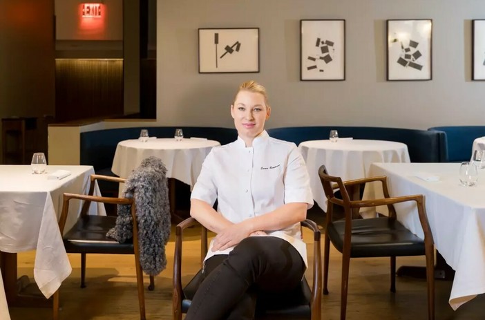 Emma Bengtsson, Cheffe del ristorante Aquavit New York, due stelle Michelin, simbolo della cucina scandinava moderna.
