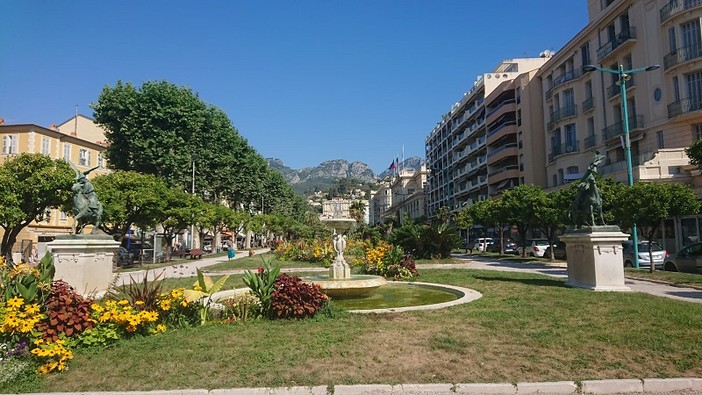 "Estate al giardino", fotografia di Luciano Tomasi "Estate al giardino", fotografia di Luciano Tomasi