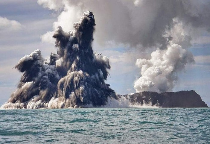 Eruzione vulcano Tonga (Twitter)