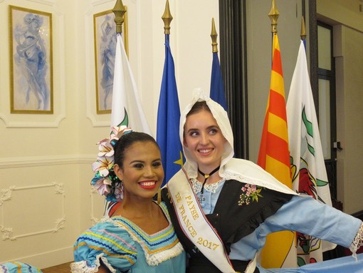 Luci, colori, immagini e volti del Festival International de Folklore de Nice (VIDEO)