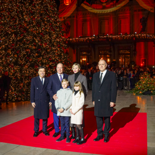 La Famiglia Principesca il giorno dell'accensione delle luci su Palce du Casino La Famiglia Principesca il giorno dell'accensione delle luci su Palce du Casino