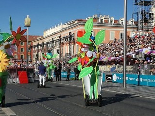 Febbraio: I carri della Battaglia dei Fiori stanno sfilando, il Carnevale di Nizza è partito