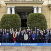 I rappresentanti dei 43 Paesi membri dell’Unione per il Mediterraneo riuniti a Barcellona per il 10° Forum regionale, in occasione del lancio del nuovo “Patto per la Méditerranée”. I rappresentanti dei 43 Paesi membri dell’Unione per il Mediterraneo riuniti a Barcellona per il 10° Forum regionale, in occasione del lancio del nuovo “Patto per la Méditerranée”.